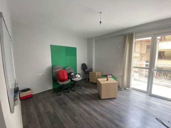 Tirane, jepet me qera zyre Kati 2, 90 m² 600 Euro (Rruga e Barrikadave)