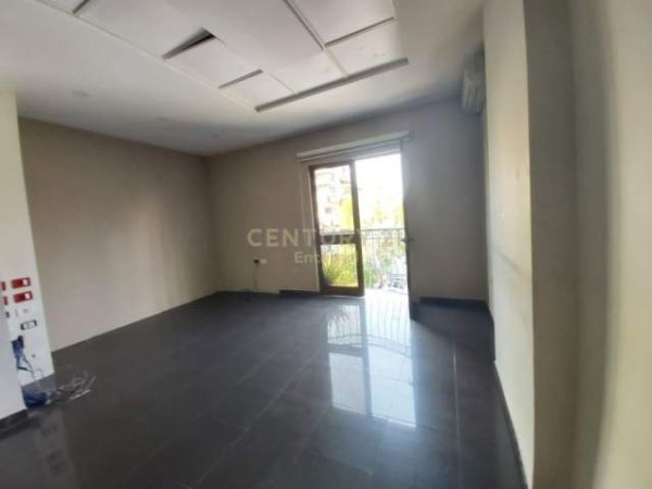 Tirane, jepet me qera apartament Kati 4, 120 m² 1.000 Euro