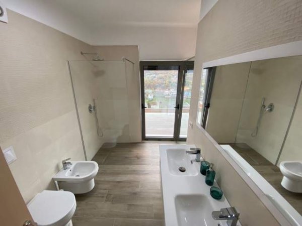 Tirane, jepet me qera Vile 3+1+A+BLK Kati 8, 202 m² 2.100 Euro (Teg)