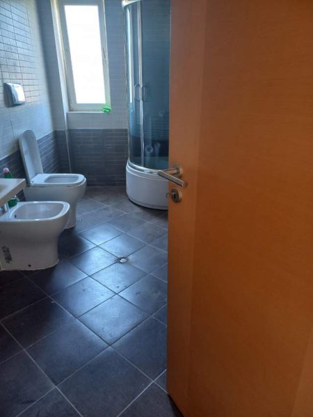 Tirane, jepet me qera apartament 3+1+A+BLK Kati 1, 184 m² 850 Euro (Bilal sina)