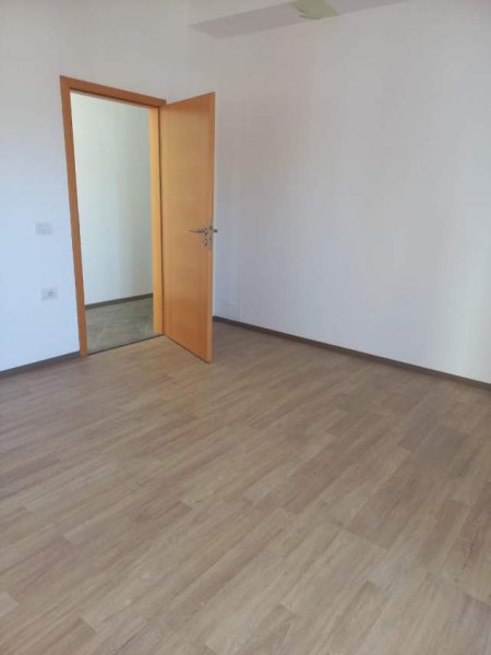Tirane, jepet me qera apartament 3+1+A+BLK Kati 1, 184 m² 850 Euro (Bilal sina)