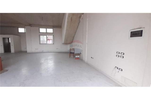 Tirane, jepet me qera ambjent biznesi Kati 0, 145 m² 1.400 Euro (Rruga e Shkodres)