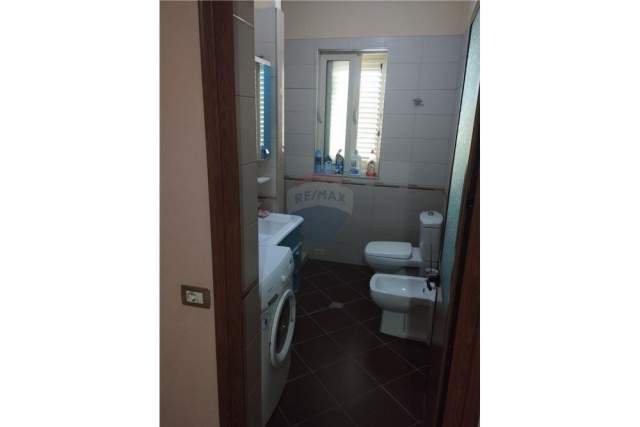 Tirane, jepet me qera Vile 3+1+BLK Kati 2, 157 m² 1.400 Euro (Kombinat)