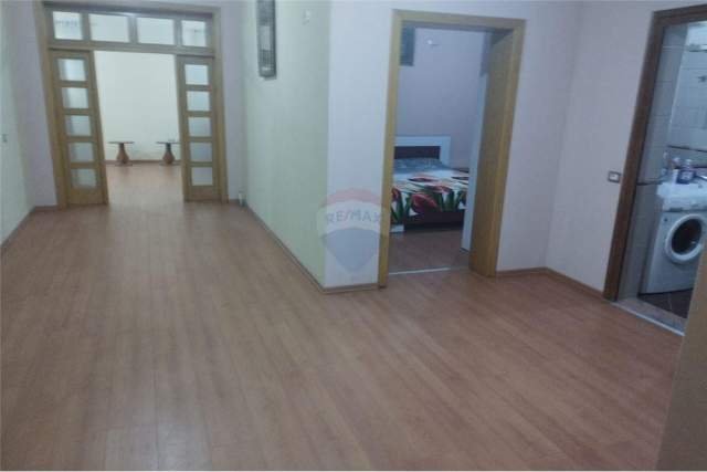 Tirane, jepet me qera Vile 3+1+BLK Kati 2, 157 m² 1.400 Euro (Kombinat)