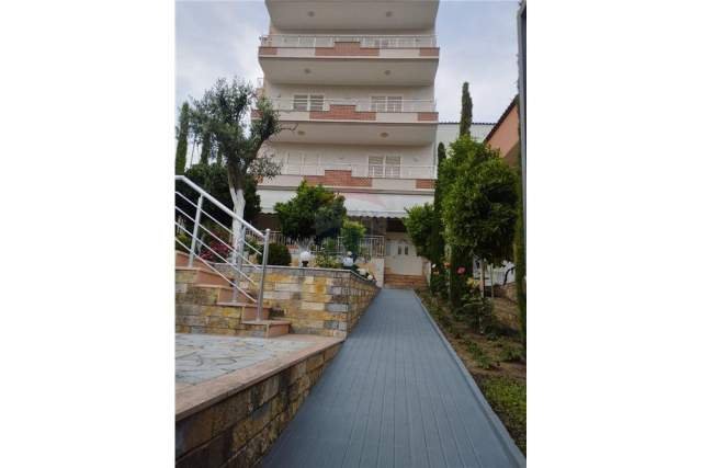 Tirane, jepet me qera Vile 3+1+BLK Kati 2, 157 m² 1.400 Euro (Kombinat)