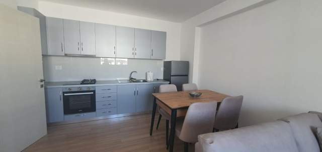 Tirane, jepet me qera apartament 2+1 Kati 2, 90 m² 500 Euro (rruga 5 Maj)