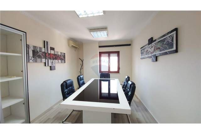 Shqiperi, jepet me qera zyre Kati 11, 100 m² 630 Euro (Rr. e Barikadave)