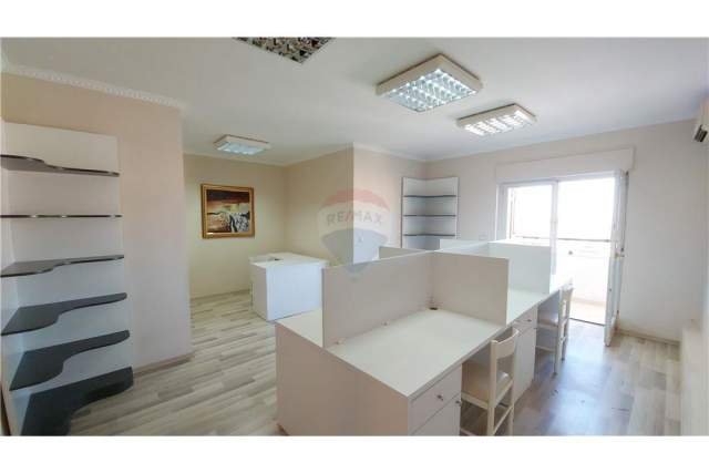 Shqiperi, jepet me qera zyre Kati 11, 100 m² 630 Euro (Rr. e Barikadave)