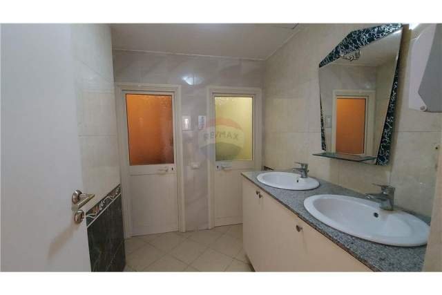 Shqiperi, jepet me qera zyre Kati 11, 100 m² 630 Euro (Rr. e Barikadave)