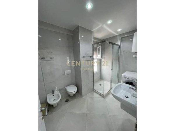 Tirane, jepet me qera apartament 2+1+BLK Kati 7, 100 m² 750 Euro (prane Ambasades Amerikane)