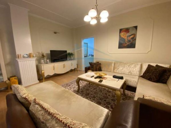 Tirane, jepet me qera apartament 2+1 Kati 3, 103 m² 800 Euro (prane mozaikut)