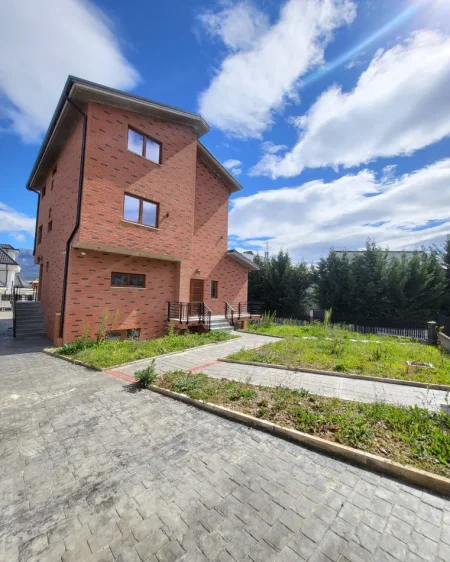 Tirane, jepet me qera Vile 5+1 Kati 3, 600 m² 3.800 € (Teg)