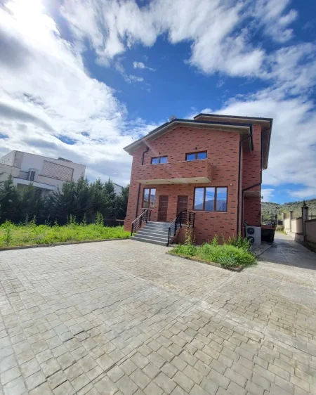 Tirane, jepet me qera Vile 5+1 Kati 3, 600 m² 3.800 € (Teg)