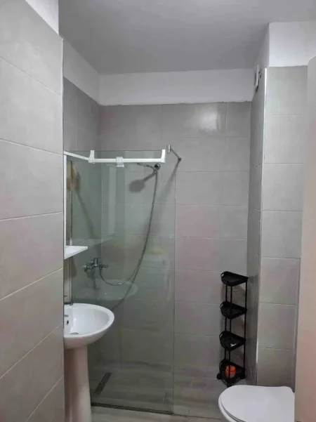 Tirane, jepet me qera apartament 2+1+Ballkon Kati 4, 110 m² 650 € (FUSHA E AVIACIONIT)