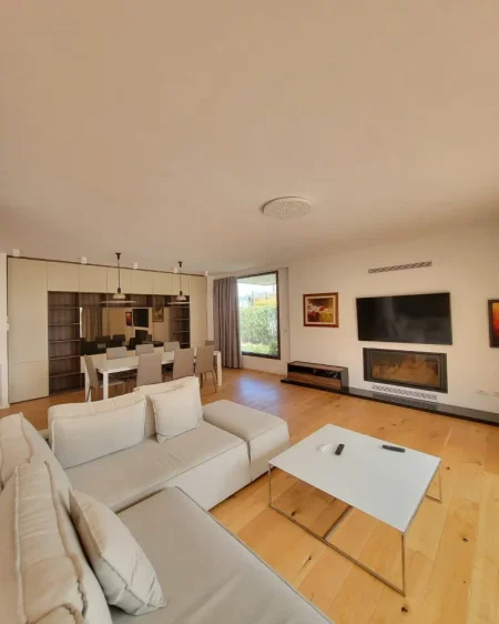 Tirane, jepet me qera Vile 5+1 Kati 3, 650 m² 5.000 € (TEG)