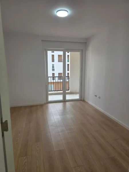 Tirane, jepet me qera apartament 2+1 Kati 2, 128 m² 450 € (Kombinat)