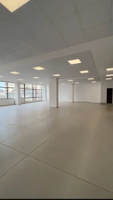 Tirane, jepet me qera zyre Kati 1, 420 m² 3.300 € (ASTIR)