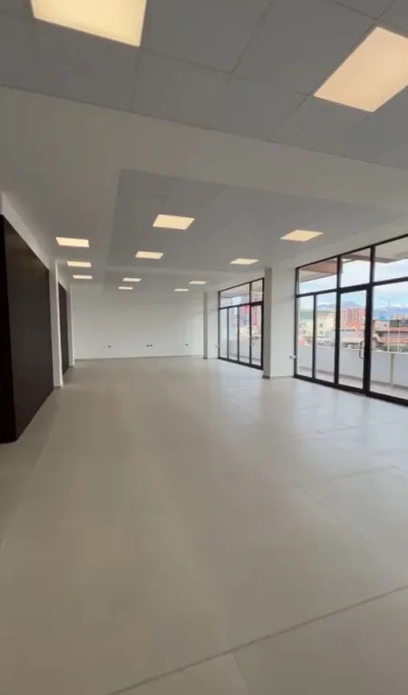 Tirane, jepet me qera zyre Kati 1, 420 m² 3.300 € (ASTIR)