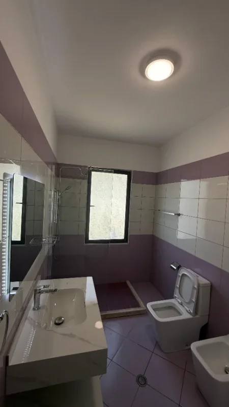 Tirane, jepet me qera apartament 2+1 Kati 5, 90 m²,Çmimi 55.000 Lekë të Reja, (Pranë Ozon ,në Astir, Tiranë)