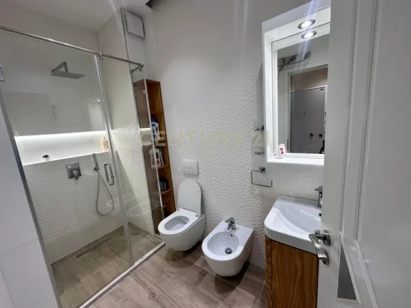 Tirane, jepet me qera apartament 1+1+Ballkon Kati 9, 65 m² 700 € 