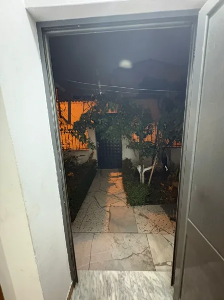 Tirane, jepet me qera apartament 1+1 Kati 1, 