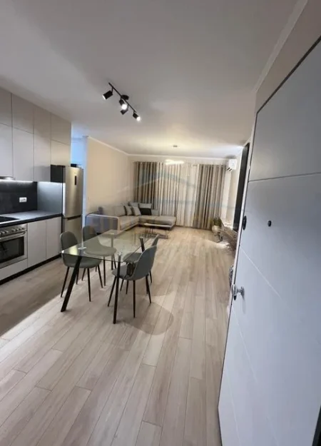 Tirane, jepet me qera apartament 1+1 Kati 4, 70 m² 600 € (Rruga e Dibrës)