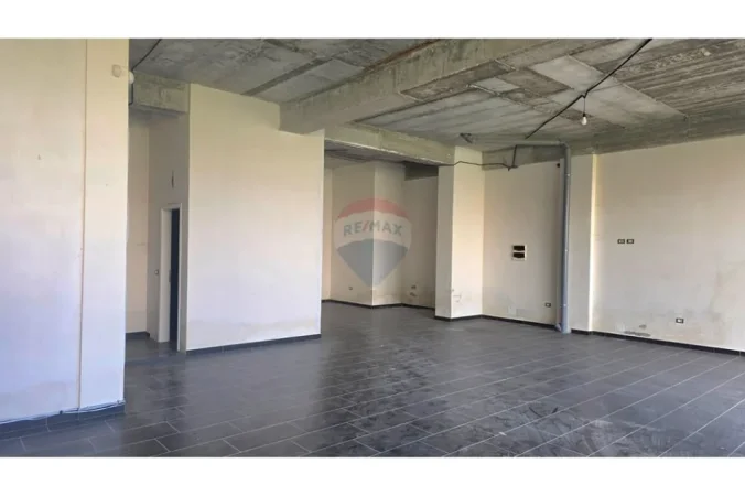 Vlore - Lungomare, shitet dyqan Kati 0, 491 m² 750.000 € (Lungomare, Vlorë)