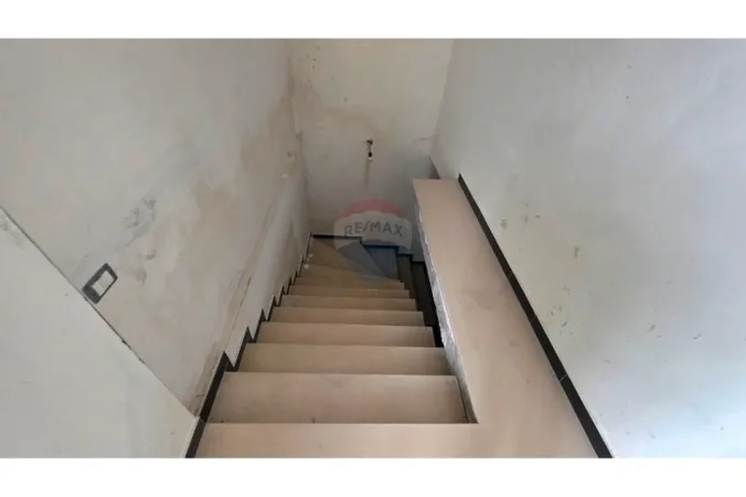 Vlore - Lungomare, shitet dyqan Kati 0, 491 m² 750.000 € (Lungomare, Vlorë)