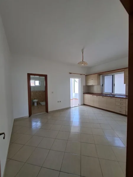 Durres, jepet me qera apartament 1+1 Kati 2, 65 m² 250 € (Spitallë)