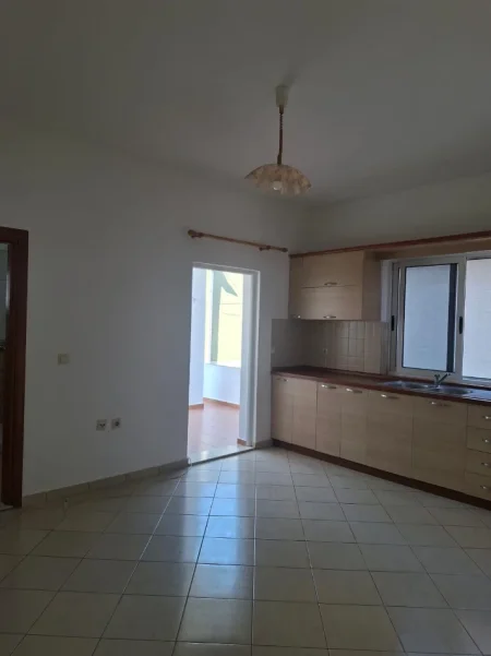 Durres, jepet me qera apartament 1+1 Kati 2, 65 m² 250 € (Spitallë)