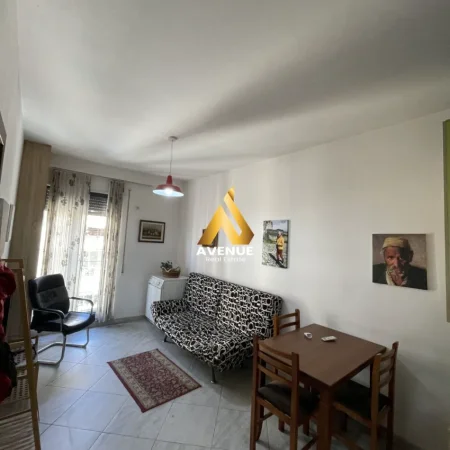 Tirane, jepet me qera apartament 1+1 Kati 3, 500 € (ish terminali juglindor)