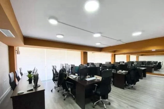 Tirane, jepet me qera zyre Kati 1, 300 m² 3.000 € (Rruga sami frasheri)