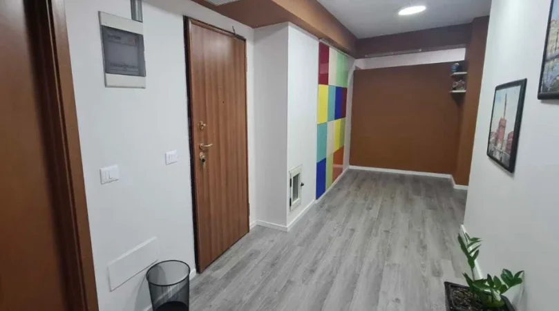 Tirane, jepet me qera zyre Kati 1, 300 m² 3.000 € (Rruga sami frasheri)