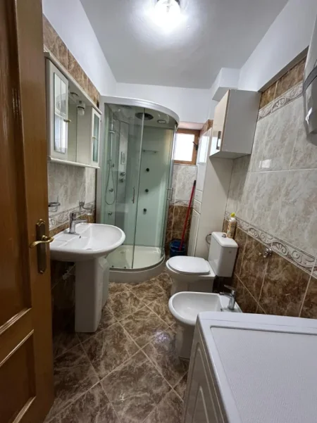 Durres, jepet me qera apartament 2+1 Kati 4, 75 m² 420 € (pranë Spitalit)