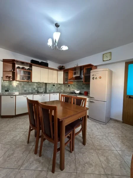 Durres, jepet me qera apartament 2+1 Kati 4, 75 m² 420 € (pranë Spitalit)