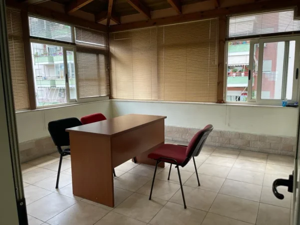 Tirane, jepet me qera zyre Kati 2, 196 m² 1.000 € (DON BOSKO)