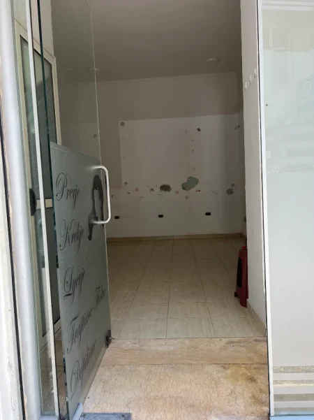 Tirane, jepet me qera dyqan , 18 m² 250 € (Stacioni trenit)