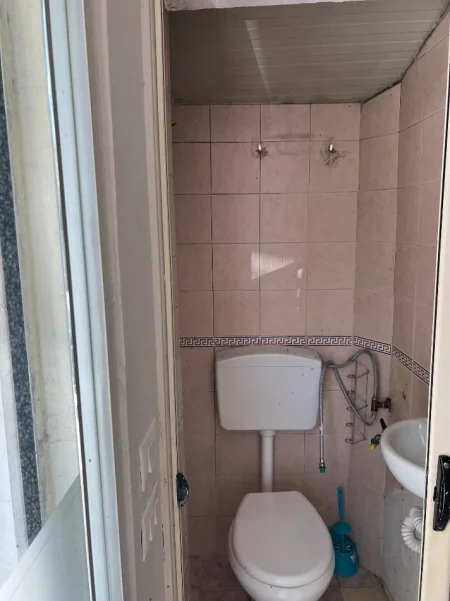 Tirane, jepet me qera dyqan , 18 m² 250 € (Stacioni trenit)