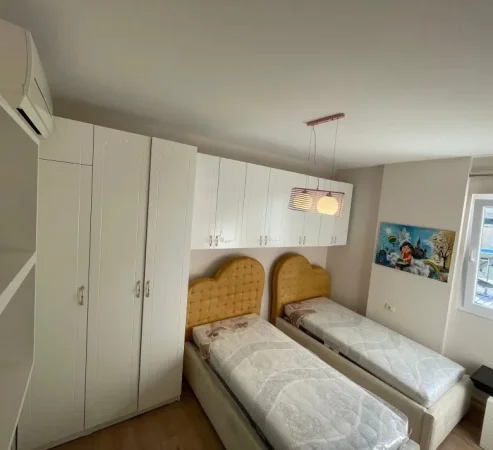 Tirane, jepet me qera apartament 3+1 Kati 5, 126 m² 1.000 € (Liqeni i Thate)