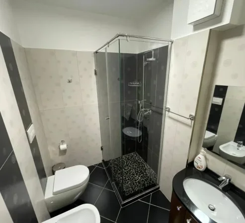 Tirane, jepet me qera apartament 3+1 Kati 5, 126 m² 1.000 € (Liqeni i Thate)