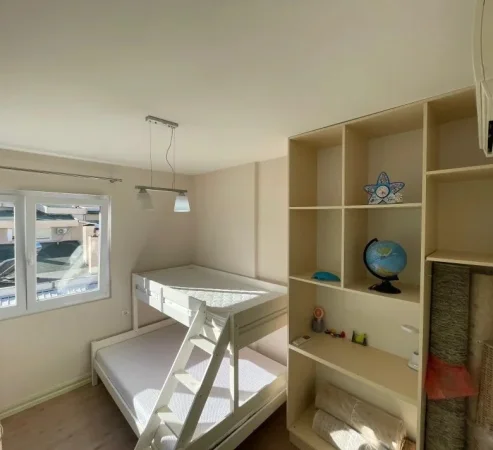 Tirane, jepet me qera apartament 3+1 Kati 5, 126 m² 1.000 € (Liqeni i Thate)