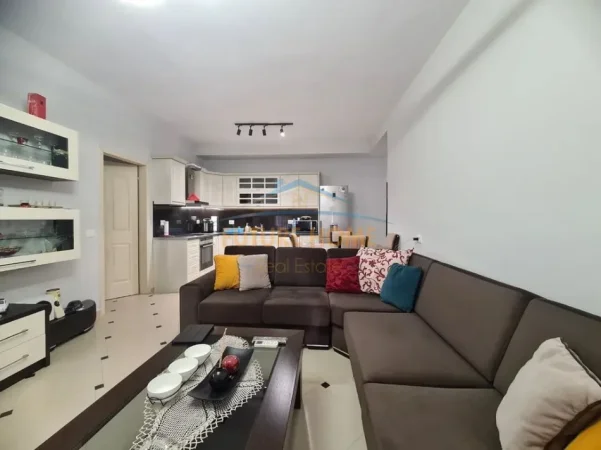 Tirane, jepet me qera apartament 2+1 Kati 8, 110 m² 500 € (YZBERISHT)