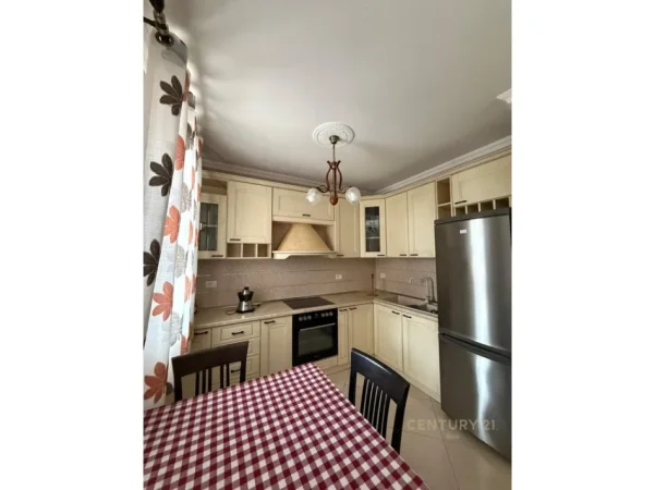 Tirane, jepet me qera apartament 2+1 Kati 4, 650 € 