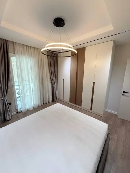 Tirane, jepet me qera apartament 2+1 Kati 3, 130 m² 1.300 € (Liqeni thate)