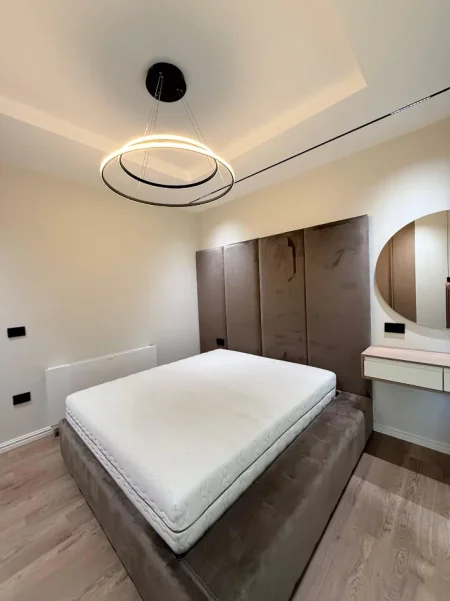 Tirane, jepet me qera apartament 2+1 Kati 3, 130 m² 1.300 € (Liqeni thate)