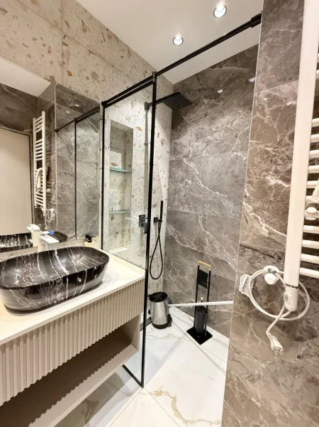 Tirane, jepet me qera apartament 2+1 Kati 3, 130 m² 1.300 € (Liqeni thate)