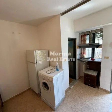 Tirane, jepet me qera garsonier Kati 1, 40 m² 250 € (21 Dhjetori, Rruga Frederik Shiroka)