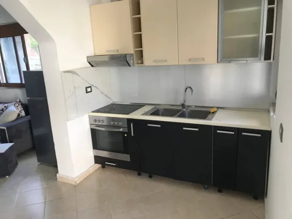 Tirane, jepet me qera shtepi 1+1+Aneks+Ballkon Kati 1, 77 m² 360 € (ali demi)