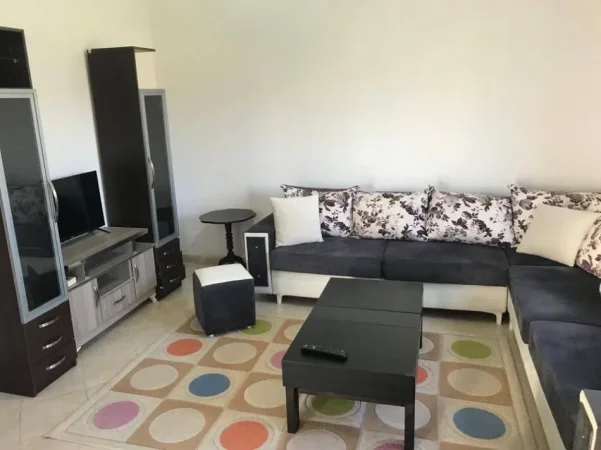 Tirane, jepet me qera shtepi 1+1+Aneks+Ballkon Kati 1, 77 m² 360 € (ali demi)