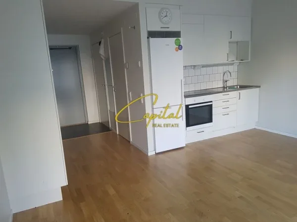 Tirane, jepet me qera zyre Kati 4, 75 m² 450 € (ISH FUSHA AVIACIONIT)